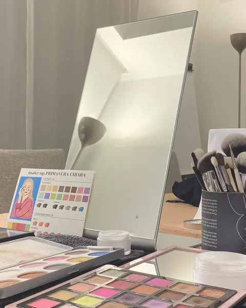 Postazione trucco con specchio e scheda make-up Primavera Chiara