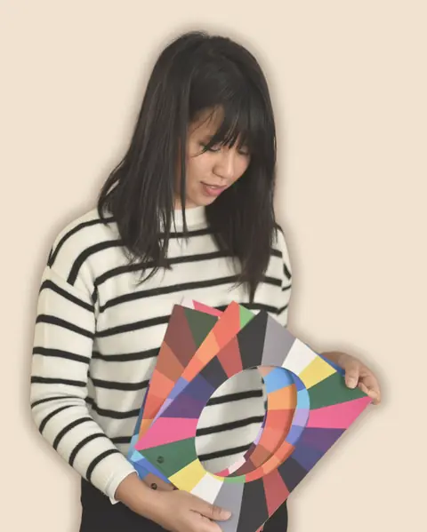 Valentina tiene in mano una ruota dei colori