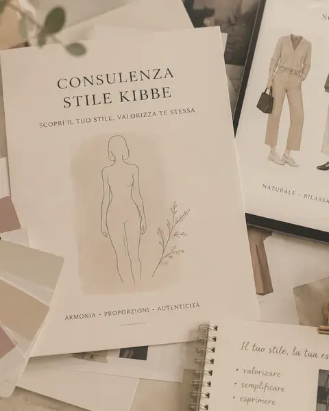 Schede della consulenza di stile Kibbe con figurini e tessuti
