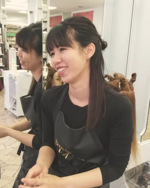 Valentina sorride durante una consulenza in salone